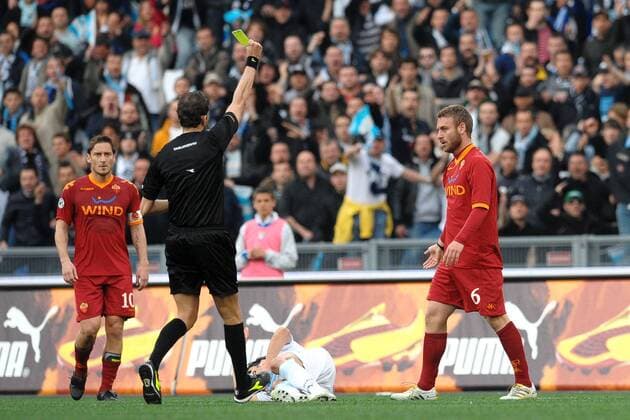 Schiedsrichter Paolo Tagliavento zeigt Daniele DE ROSSI re. Die gelbe Karte - Lazio Rom (Weiß) vs AS Rom (Rot) - ANDREAXSTACCIOLI