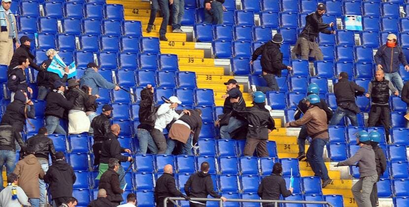Ausschreitungen beim Derby zwischen den Fans - Lazio Rom - AS Rom 1:2 - AntoniettaxBaldassarre o0 Totale Zuschauer