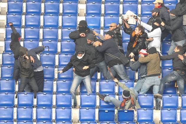 Ausschreitungen beim Derby zwischen den Fans - - Lazio Rom (Weiß) vs AS Rom (Rot) - ANDREAXSTACCIOLI o0 Totale Fan, Zuschauer
