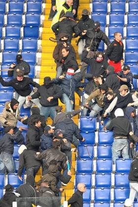 Ausschreitungen beim Derby zwischen den Fans - - Lazio Rom (Weiß) vs AS Rom (Rot) - ANDREAXSTACCIOLI o0 Totale Fan, Zuschauer