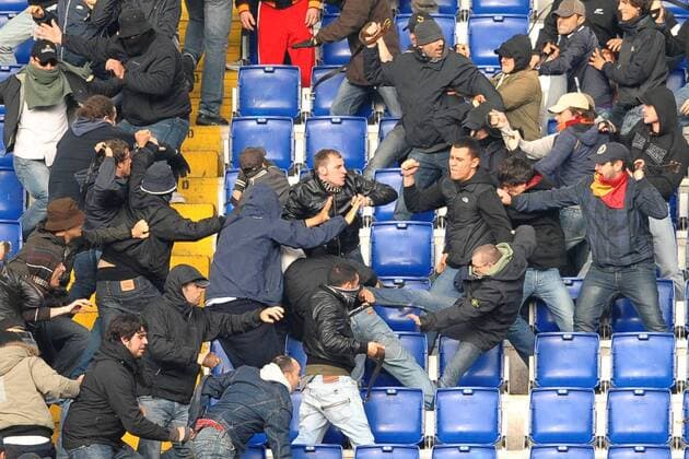 Ausschreitungen beim Derby zwischen den Fans - - Lazio Rom (Weiß) vs AS Rom (Rot) - ANDREAXSTACCIOLI o0 Totale Fan, Zuschauer