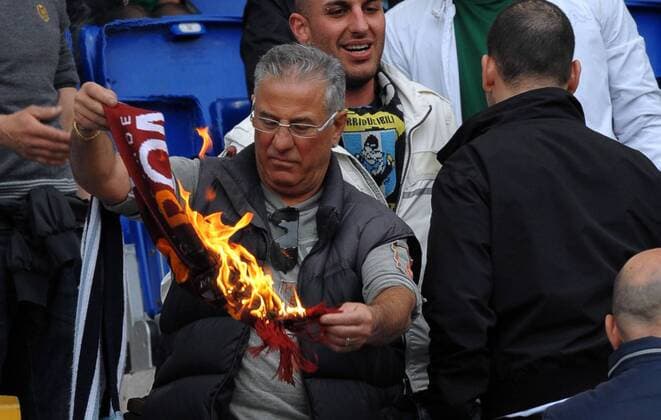 Lazio Fan verbrentt einen AS Rom Schal - Lazio Rom - AS Rom 1:2 - AntoniettaxBaldassarre
