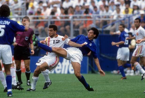 Demetrio Albertini (Italien, re.) gegen Sergi (Spanien) Fußball WM Herren WM 1994, Länderspiel, Nationalteam, Nationaltrikot, Italien - Spanien 2:1 Gruppe Boston Dynamik, Kampf,