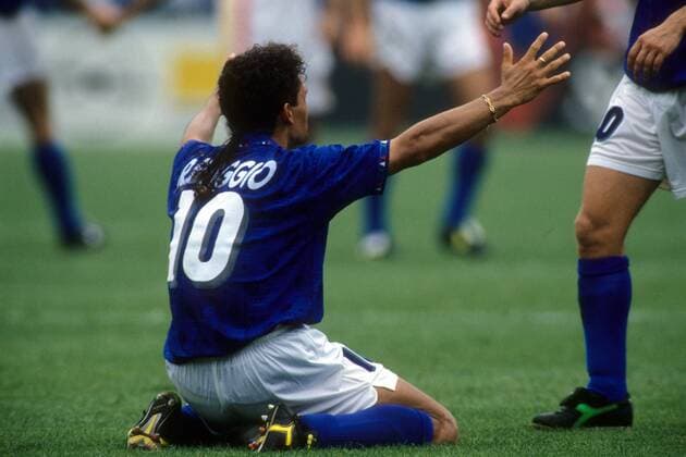 Roberto Baggio (Italien) am Boden Fußball WM Herren WM 1994, Länderspiel, Nationalteam, Nationaltrikot Einzelbild Boston