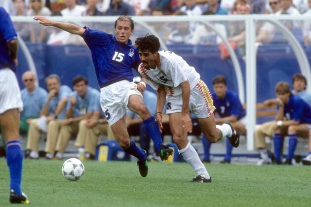 Antonio Conte (Italien, li.) gegen Jose Luis Caminero (Spanien) Fußball WM Herren WM 1994, Länderspiel, Nationalteam, Nationaltrikot, Italien - Spanien 2:1 Gruppe Boston Dynamik, Kampf,