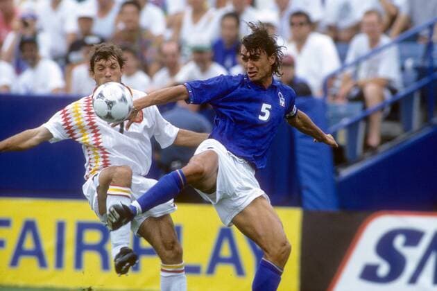Paolo Maldini (Italien, re.) gegen Goikoetxea (Spanien) Fußball WM Herren WM 1994, Länderspiel, Nationalteam, Nationaltrikot, Italien - Spanien 2:1 Gruppe Boston Dynamik, Kampf,