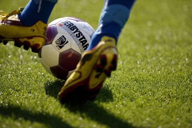 Fußballer am Derbystar Brillant APS Ball. o0 Equipment Ausrüster, Sportausrüster, Hersteller, Sportartikelhersteller, Sportartikel Objekte