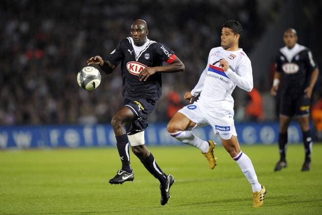 Alou Diarra (li.) gegen Ederson - Girondins Bordeaux (schwarz) vs. Olympique Lyon (weiß) - Ligue 1 -  JBAutissier