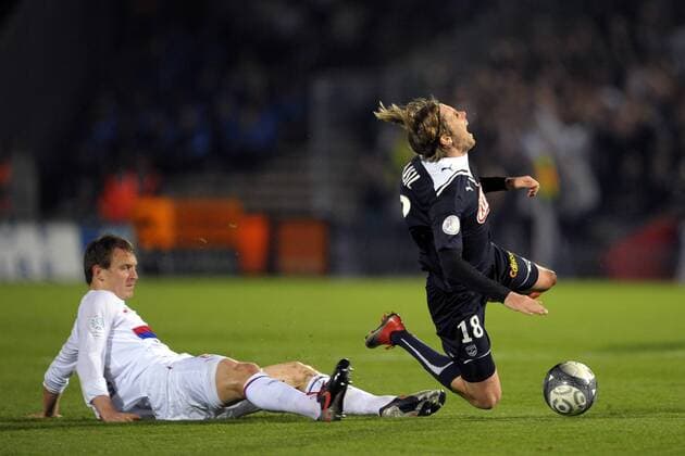 Jaroslav Plasil (re.) gegen Kim Källstrom - Girondins Bordeaux (schwarz) vs. Olympique Lyon (weiß) - Ligue 1 -  JBAutissier o0 Foulspiel, gefoult Aufmacher Dynamik Kampf