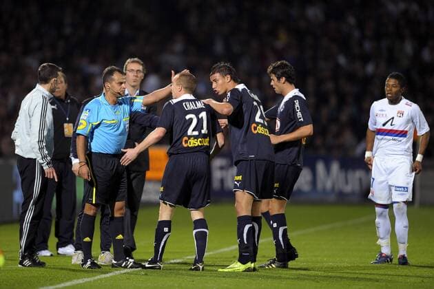 vorn v.li.: Schiedsrichter Said Ennjimi, Mathieu Chalme und Marouane Chamakh - Girondins Bordeaux - Ligue 1 -  JBAutissier o0 Spannung