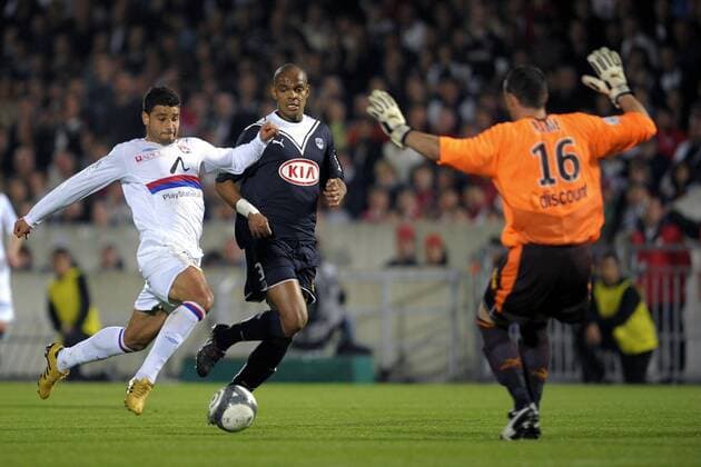 v.li.: Ederson gegen Henrique und Ulrich Rame (Bordeaux) - Girondins Bordeaux (schwarz) vs. Olympique Lyon (weiß) - Ligue 1 -  JBAutissier