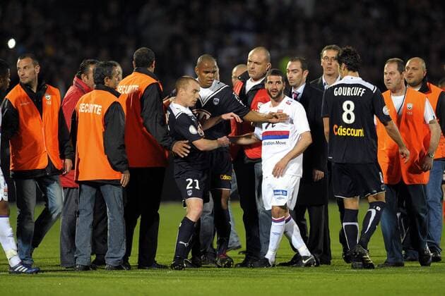 Rudelbildung: Matthieu Chalme (21) und Lisandro Lopez (Lyon) im Getümmel - Girondins Bordeaux (schwarz) vs. Olympique Lyon (weiß) - Ligue 1 -  JBAutissier