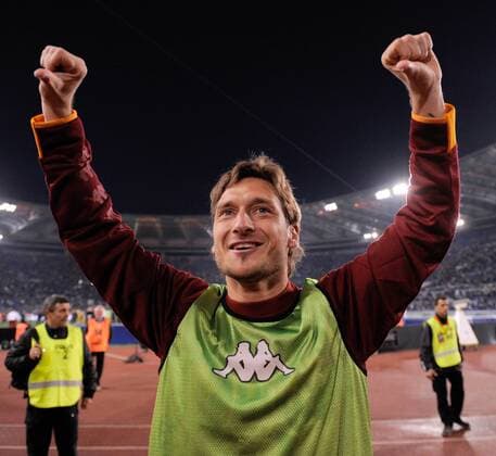 Abstieg? Francesco Totti (AS Rom) provoziert die Anhänger von Lazio Rom mit einer abfälligen Geste  Gestik Provokation