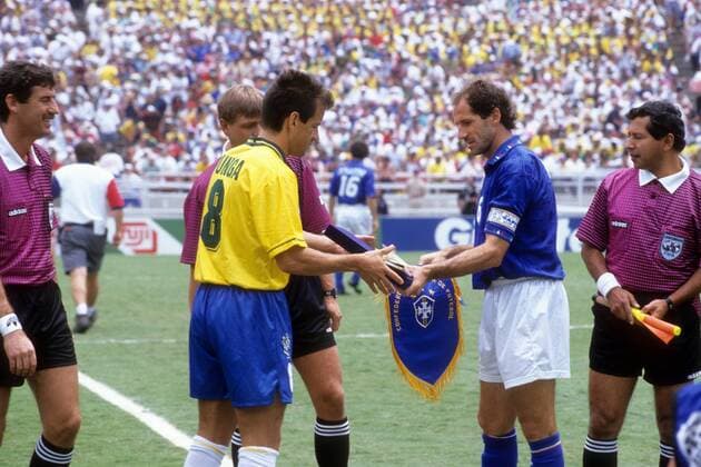 Carlos Dunga (Brasilien, li.) und Franco Baresi (Italien) - Wimpeltausch, dahinter v. li.: Linienrichter Davoud Fanaei (Iran), FIFA Schiedsrichter Sandor Puhl (Ungarn), Linienrichter Venancio Concepcion Zarate (Paraguay) Fußball WM Herren WM 1994, Länderspiel, Nationalteam, Nationaltrikot, Finale, Brasilien - Italien 3:2 n.E. Gruppe Los Angeles, LA, L.A.