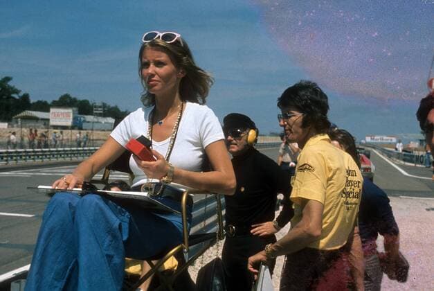 Motorsport, Formel 1, Ehefrauen der Ikonen - Archivbilder Barbro Peterson, Ehefrau von Ronnie Peterson (Schweden Lotus Ford) stoppt die Zeit ihres Mannes, dahinter Teamchef Colin Chapman (England Lotus) -  Motorsport Grand Prix Herren Großer Preis von xxx 1978, Formel 1 WM, F1, F, GP Gruppe Aufnahmedatum geschätzt