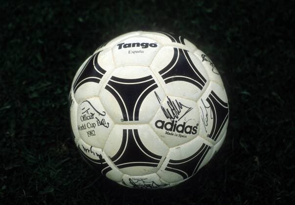 TANGO ESPANA Ball von adidas - offizieller Spielball der WM 1982 Fußball WM Herren Shooting 1990, Ball, Equipment Spielgerät, Sportgerät Einzelbild Aufnahmedatum geschätzt