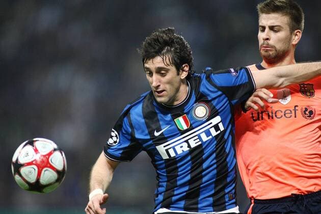Inter Mailand (blau) - FC Barcelona (orange), Diego Milito (L) - Gerard Pique  o0 Barca