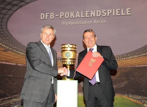DFB-Pokal, Fußball, Pressekonferenz zum DFB-Pokal-Finale 2010 im Berliner Rathaus, v. l. Berlins Regierender Bürgermeister Klaus Wowereit, DFB-Generalsekretär Wolfgang Niersbach, 21.04. 2010, o0 Berlin people Funktionär