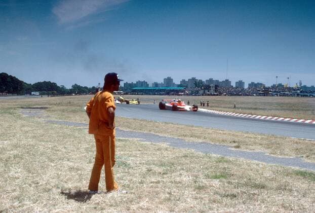Streckenposten in Buenos Aires sieht John Watson (England McLaren Ford) in seinem Boliden -  Motorsport Grand Prix Herren Großer Preis von Argentinien 1979, Formel 1 WM, F1, F, GP Totale Buenos Aires
