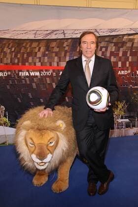 Günter Netzer GER bei der Vorstellung der ARD und ZDF Teams für die Fussballweltmeisterschaft 2010 in Südafrika Fußball WM, 2010  o0 Ball Adidas Jabulani Ausrüster Wirtschaft kurios Stofftier Löwe o0 Shooting Studio