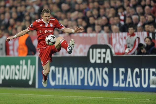 Bastian SCHWEINSTEIGER (Bayern Muenchen),Aktion, Fussball Champions League, Halbfinale, Hinspiel, FC Bayern Muenchen (M) - Olympique Lyon (OL) 1:0, am 21.04.2010 in Muenchen, Saison0910