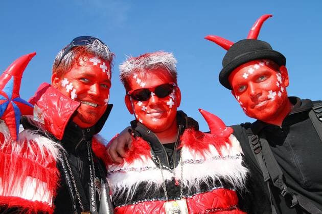 Schweizer Hockeyfans mit Gesichtsbemalung in den Landesfarben. o0 Zuschauer Porträt Gesichtsbemalung, Bemalung, bemalt, Nationalfarben, Landesfarben 