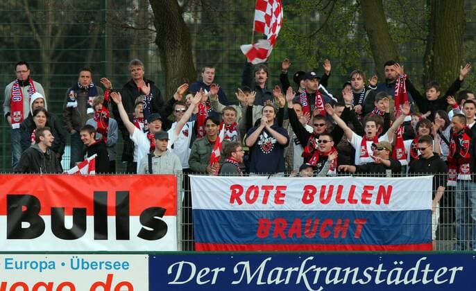 Markranstädt, Stadion am Bad, 23.04.2010, Fußball, NOFV Oberliga. RasenBallsport Leipzig, , Fans von RB Leipzig jubeln , , o0 Zuschauer Totale Freude Objekte Plakat, Fanplakat, Fanplakate, Transparent Schriftzug o00 Rasenball