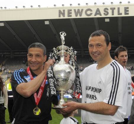 Fußball, Trainerhistorie Newcastle United von 1895 bis heute Newcastle United s coach Chris Hughton and assistant Colin Calderwood celebrate being crowned champions of the Coca Cola Championship. EDITORIAL USE ONLY. No use with unauthorised audio, video, data, fixture lists, club league logos or live services. Online in-match use limited to 120 images, no video emulation. No use in betting, games or single club league player publications. o0 Objekte Pokal Trophäe Co