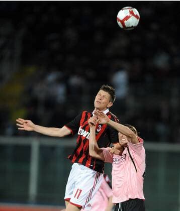 Klaas Jan Huntelaar (li.) gegen Federico Balzaretti - Palermo, 24.04.2010, US Palermo (rosa) - AC Mailand (rot) - NicoloXZangirolami