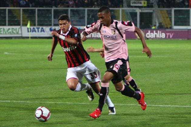 Palermo 24.04.2010, US Palermo (rosa) - AC Mailand (rot): Abel Hernandez (re.) erzielt gegen Thiago Silva ein Tor 