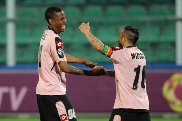Palermo 24.04.2010, US Palermo (rosa) - AC Mailand (rot): Abel Hernandez (li.) und Fabrizio Miccoli - Jubel  o0 Freude