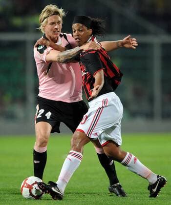 Palermo 24.04.2010, US Palermo (rosa) - AC Mailand (rot): Simon Kjaer (li.) gegen Ronaldinho 