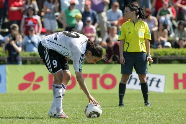 25.04.2010, Frauenfußball-Bundesliga, 20. Spieltag: 1. FFC Frankfurt - 1. FFC Turbine Potsdam (blau) . Birgit Prinz (FFC Frankfurt) legt sich den Ball zum Elfmeter zurecht, den sie anschliessend zum 2:1-Endstand verwandelt.