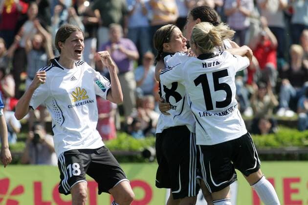 25.04.2010, Frauenfußball-Bundesliga, 20. Spieltag: 1. FFC Frankfurt - 1. FFC Turbine Potsdam (blau) . Birgit Prinz (FFC Frankfurt, rechts verdeckt) jubelt nach ihrem verwandelten Elfmeter zum 2:1-Endstand mit Sandra Smisek (FFC Frankfurt, Mitte) und Svenja Huth (FFC Frankfurt, R). Links Kerstin Garefrekes (FFC Frankfurt). o0 Jubel Freude