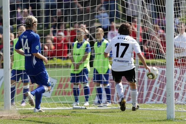 25.04.2010, Frauenfußball-Bundesliga, 20. Spieltag: 1. FFC Frankfurt - 1. FFC Turbine Potsdam (blau) . Ariane Hingst (FFC Frankfurt, R) erzielt das 1:1. Links Jennifer Zietz (Turbine Potsdam). o0 Tor