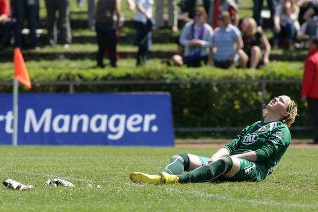 25.04.2010, Frauenfußball-Bundesliga, 20. Spieltag: 1. FFC Frankfurt - 1. FFC Turbine Potsdam (blau) . Enttäuschung Potsdam nach Spielschluss. Torfrau Anna Felicitas Sarholz (Turbine Potsdam).
