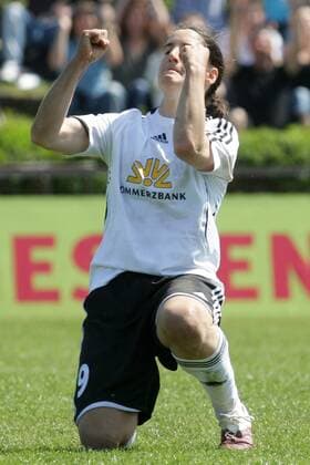 25.04.2010, Frauenfußball-Bundesliga, 20. Spieltag: 1. FFC Frankfurt - 1. FFC Turbine Potsdam (blau) . Birgit Prinz (FFC Frankfurt) jubelt nach ihrem verwandelten Elfmeter zum 2:1-Endstand. o0 Jubel Freude