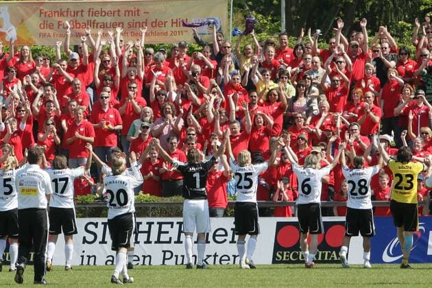 25.04.2010, Frauenfußball-Bundesliga, 20. Spieltag: 1. FFC Frankfurt . Jubel Frankfurt nach Spielschluss mit den Fans. o0 Jubel Freude