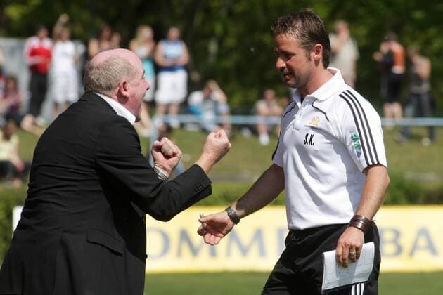 25.04.2010, Frauenfußball-Bundesliga, 20. Spieltag: 1. FFC Frankfurt - 1. FFC Turbine Potsdam (blau) . Jubel Frankfurt nach Spielschluss. Manager Siegfried Dietrich (FFC Frankfurt, L), Trainer Sven Kahlert (FFC Frankfurt). o00 Funktionär o0 Funktionär o0 Jubel Freude