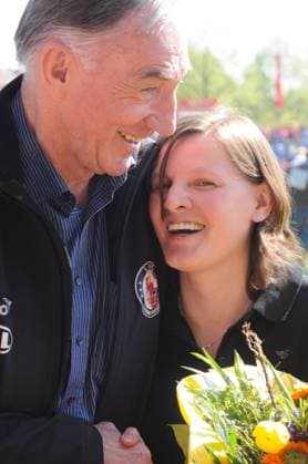 Saison 2009 2010 , 1. FFC Frankfurt : 1.FFC Turbine Potsdam, wehmütig ist die die langjährige Spielführerin des 1. FFC Frankfurt und 102-fache Nationalspielerin Pia Wunderlich, die heute offiziell verabschiedet wurde, hier mit dem Trainer Bernd Schröder (Potsdam) o0 privat