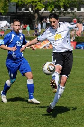 Saison 2009 2010 , 1. FFC Frankfurt vs 1. FFC Turbine Potsdam (blau) - , Josephine Henning (Potsdam) links, vorne Birgit Prinz (Frankfurt) am Ball