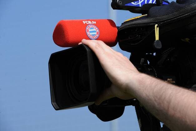 München, 25.04.2010 - Freundschaftsspiel 2010 - Maccabi München vs FC Bayern München Allstars --- Kameramann von FCB.tv  o0 Kamera Objekte Einzelbild Live Übertragung Fußballübertragung Liveübertragung