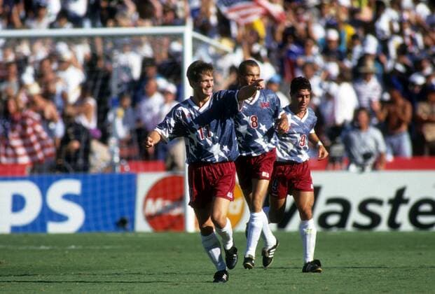 Torjubel USA, v. li.: Eric Wynalda, Earnie Stewart, Tab Ramos Fußball WM Herren WM 1994, Länderspiel, Nationalteam, Nationaltrikot Gruppe Los Angeles, LA, L.A. Freude, Begeisterung,