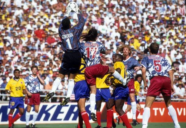 Torwart Oscar Cordoba (Kolumbien, Mitte li.) gegen Marcelo Balboa (USA) Fußball WM Herren WM 1994, Länderspiel, Nationalteam, Nationaltrikot, USA - Kolumbien 2:1 Gruppe Los Angeles, LA, L.A. Dynamik, Kampf,