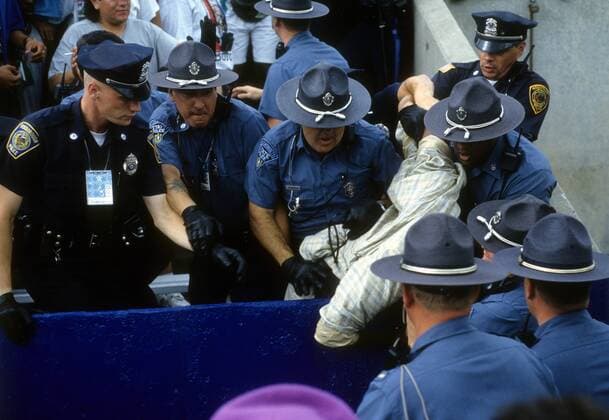 Polizisten nehmen in Boston während der WM 1994 einen Fan aus Nigeria fest Fußball WM Herren WM 1994, Länderspiel, Nationalteam Gruppe Boston