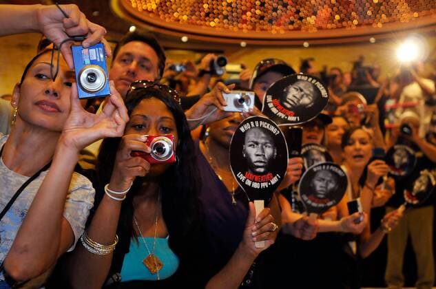 April 27, 2010 - Las Vegas, Nevada, USA - Fans await the arrival of boxer Floyd Mayweather Jr (USA) at the MGM Grand Hotel Casino April 27, 2010 in Las Vegas, Nevada. . - ZUMAbk3