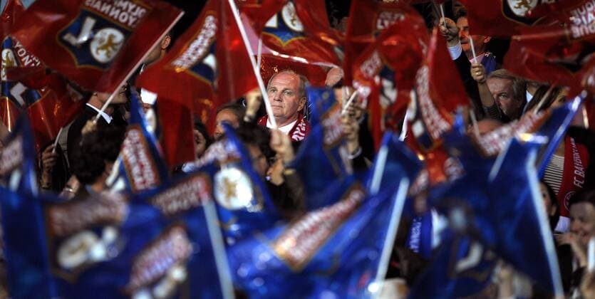 27.04.2010, Championsleague Halbfinale Rückspiel, Olympique Lyon - FC Bayern München, im Stade Gerland in Lyon (Frankreich), Präsident Uli Hoeneß (München) inmitten einem blau-roten Fahnenmeer der Lyoner Fans o0 Fan Zuschauer Fahne, Fanfahne, Fanfahnen Funktionär Perspektive