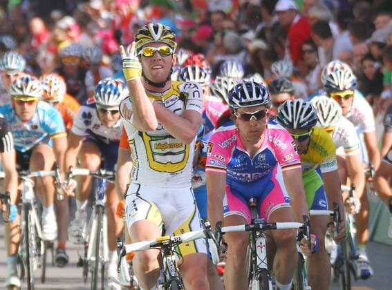 Tour de Romandie 2.Etappe Fribourg - Fribourg. Etappensieger Mark Cavendish GBR Tdeam HTC Columbia vor Danilo Hondo Deutschland rechts Team Lampre -Farnese Vini 29 .April 2010, Cavendish zeigte das umgedrehte Victory Zeichen und sorgte mit dieser britischen Version des Stinkefingers für Ärger. o0 Jubel Freude Ziel Stinkefinger Gestik obszön provozieren Provokation vulgär Ausschluß 