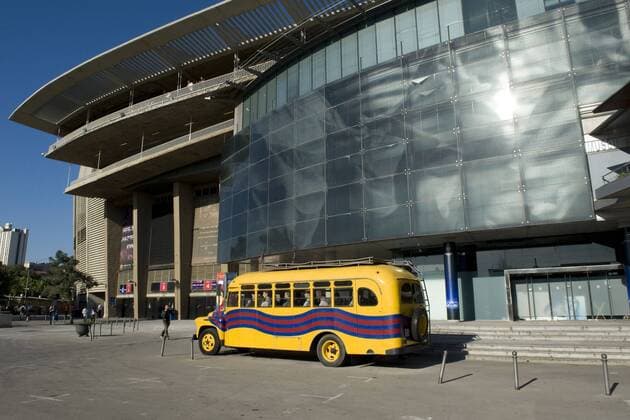 Fußball, Stadiongeschichte FC Barcelona Historischer Reisebus, besetzt mit Figuren ehemaliger Fußballstars am Estadi Camp Nou des FC Barcelona  (021779) o0 Objekte Bus Vereinsfarben o00 kurios