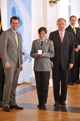 Andrea Henkel, die Sportlerin bei der Auszeichnung mit dem Silbernen Lorbeerblatt für die Medaillengewinner der Olympischen Winterspiele 2010 mit Bundespräsident Horst Köhler r. und Verteidigungsminister Karl Theodor zu Guttenberg in Berlin am 30.04.2010 Verleihung Silberne Lorbeerblatt, Berlin, GER 2010  o0 Soldat Sportsoldat
